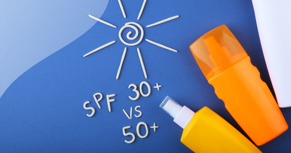 krema za sunčanje SPF 30 i SPF 50 stoje jedna pored druge