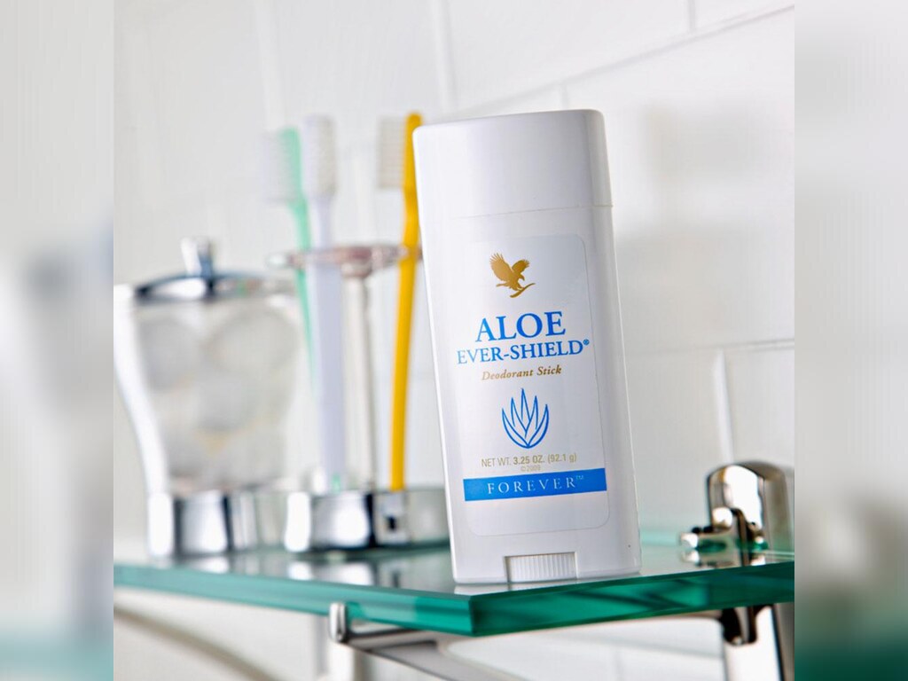 Aloe vera stik na staklenoj polici u kupatilu